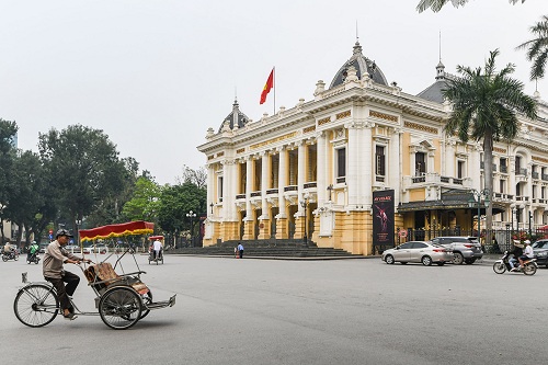 Nhà hát lớn Hà Nội là một trong những điểm thu hút du khách nước ngoài. Ảnh: Kiều Dương.